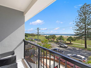 Kirra Vista Apartments Unit 18 - Right on the Beach in Kirra with free Wi-Fi